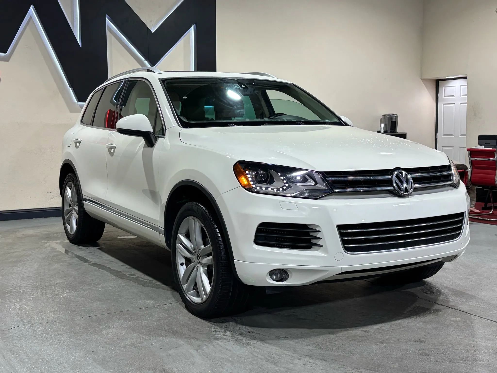 Used 2011 Volkswagen Touareg Executive image 3