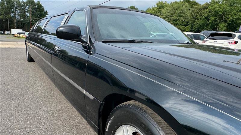 Used 2008 Lincoln Town Car Executive RWD image 25