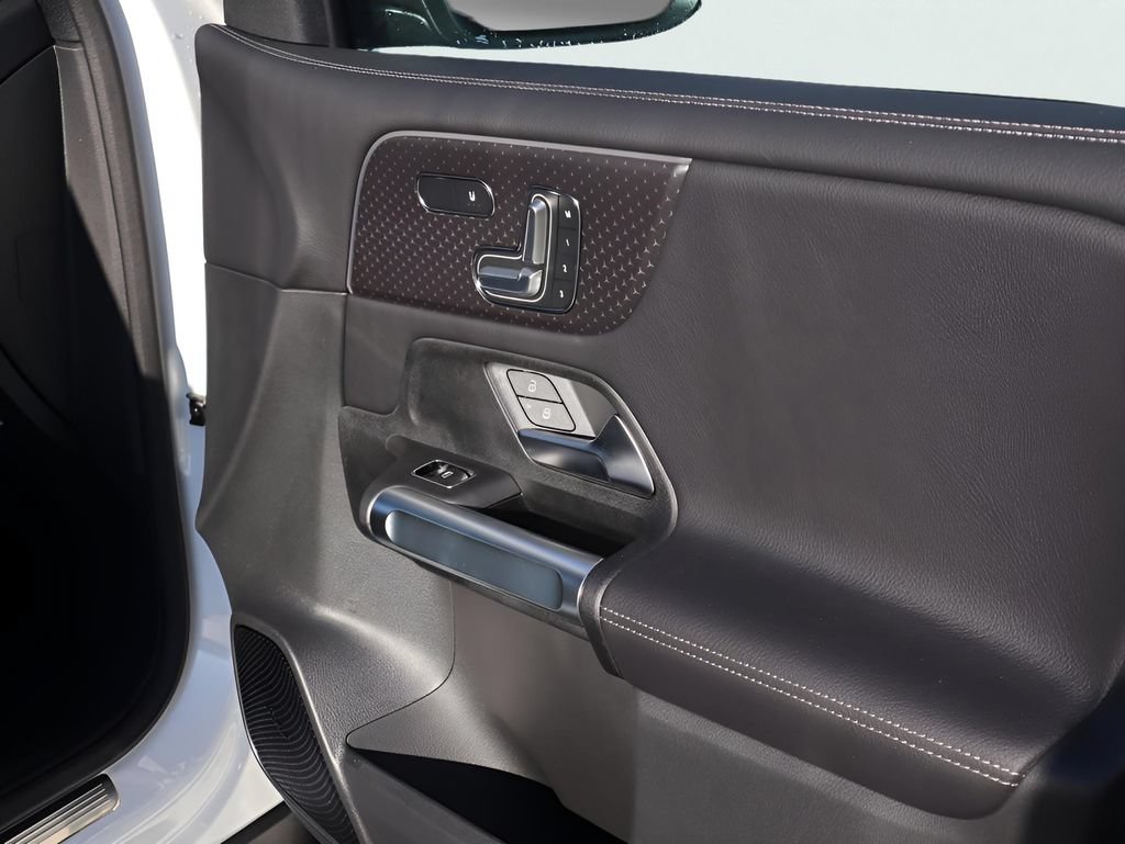 New 2026 Mercedes-Benz GLB 250 4MATIC image 11