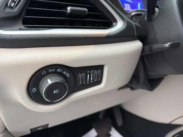 Used 2023 Chrysler Pacifica Touring-L FWD image 26