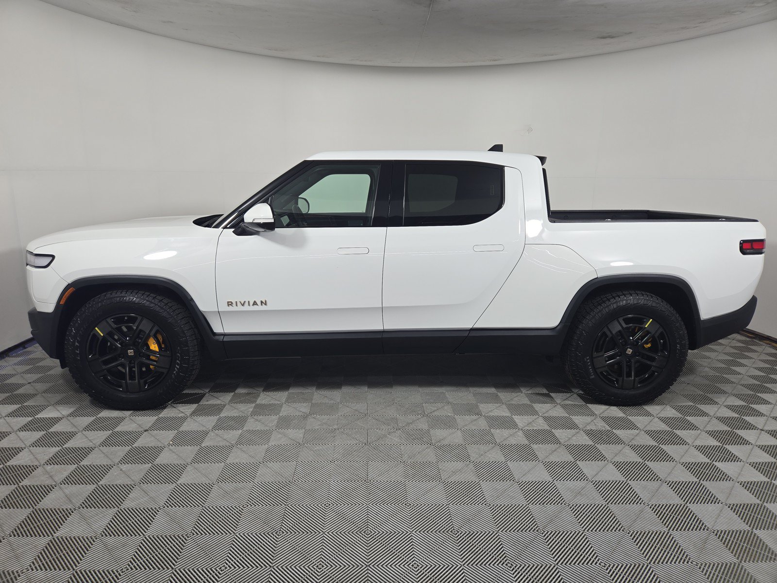 Used 2023 Rivian R1T Adventure AWD/4WD image 2