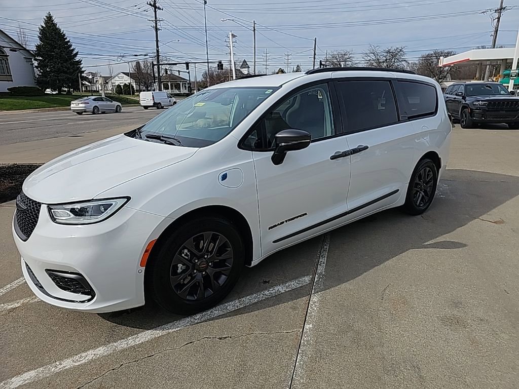 Certified 2024 Chrysler Pacifica Select w/ Uconnect Theater Family Group image 7