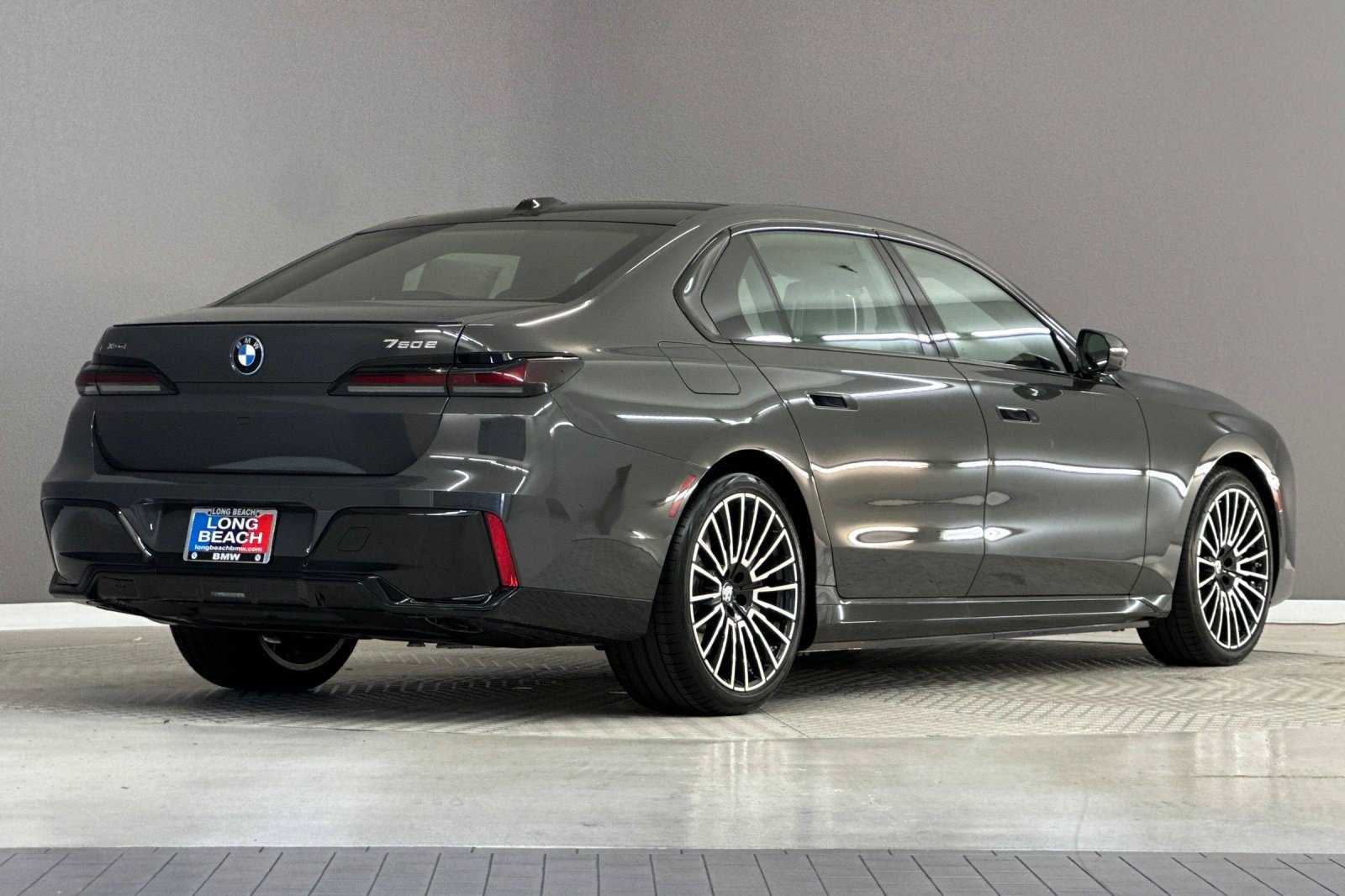 New 2026 BMW 750e xDrive w/ Premium Package AWD/4WD image 8