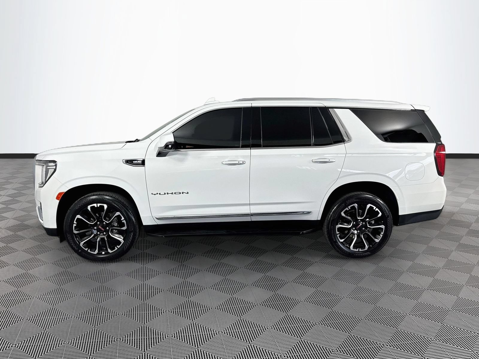 Used 2023 GMC Yukon SLT w/ SLT Luxury Package RWD image 4