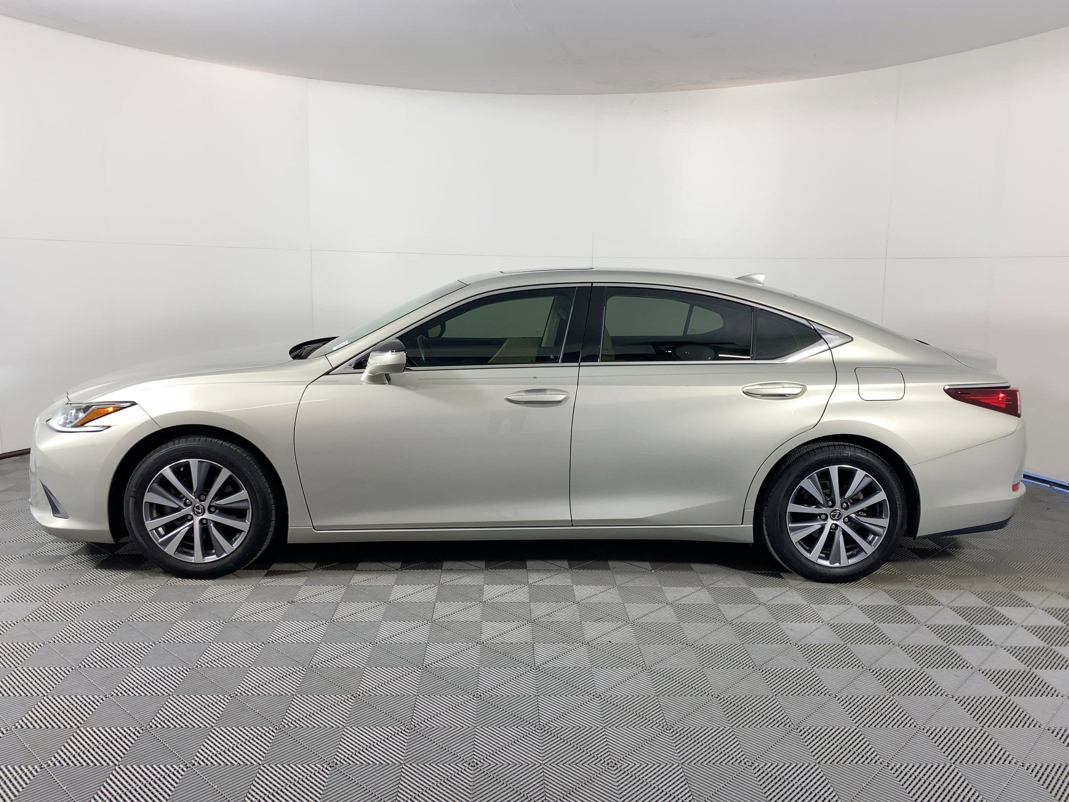 Used 2019 Lexus ES 350 image 2