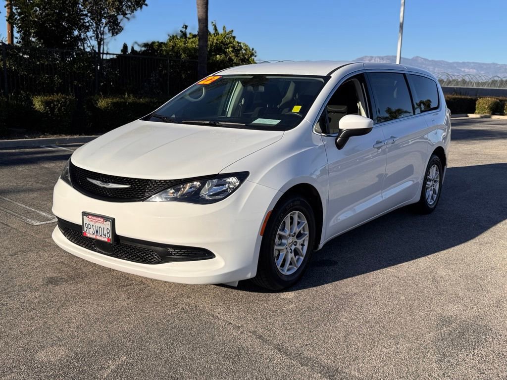 Used 2022 Chrysler Voyager LX image 4