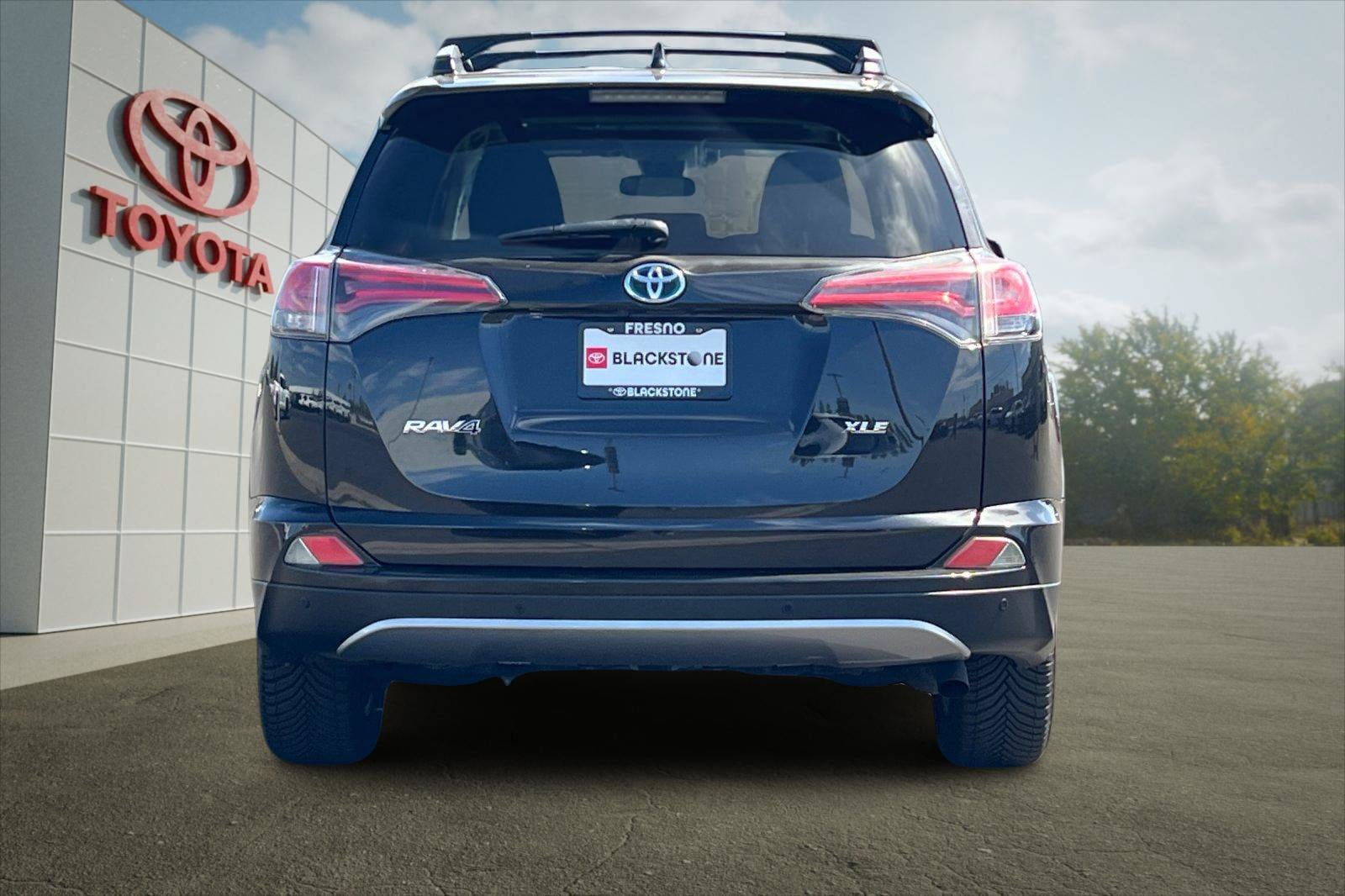 Used 2017 Toyota RAV4 XLE w/ Convenience Package AWD/4WD image 4