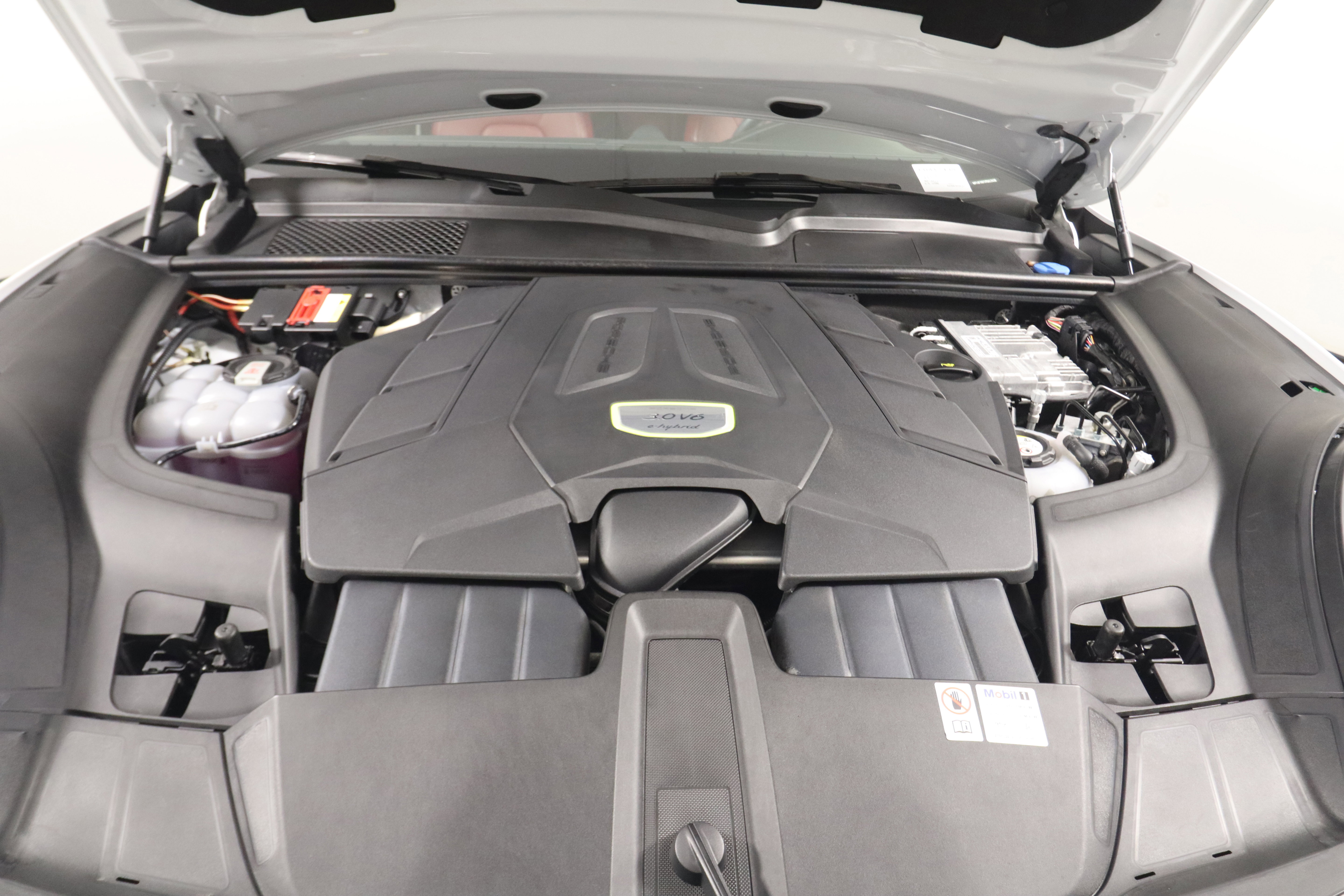 Certified 2023 Porsche Cayenne Platinum Edition image 22