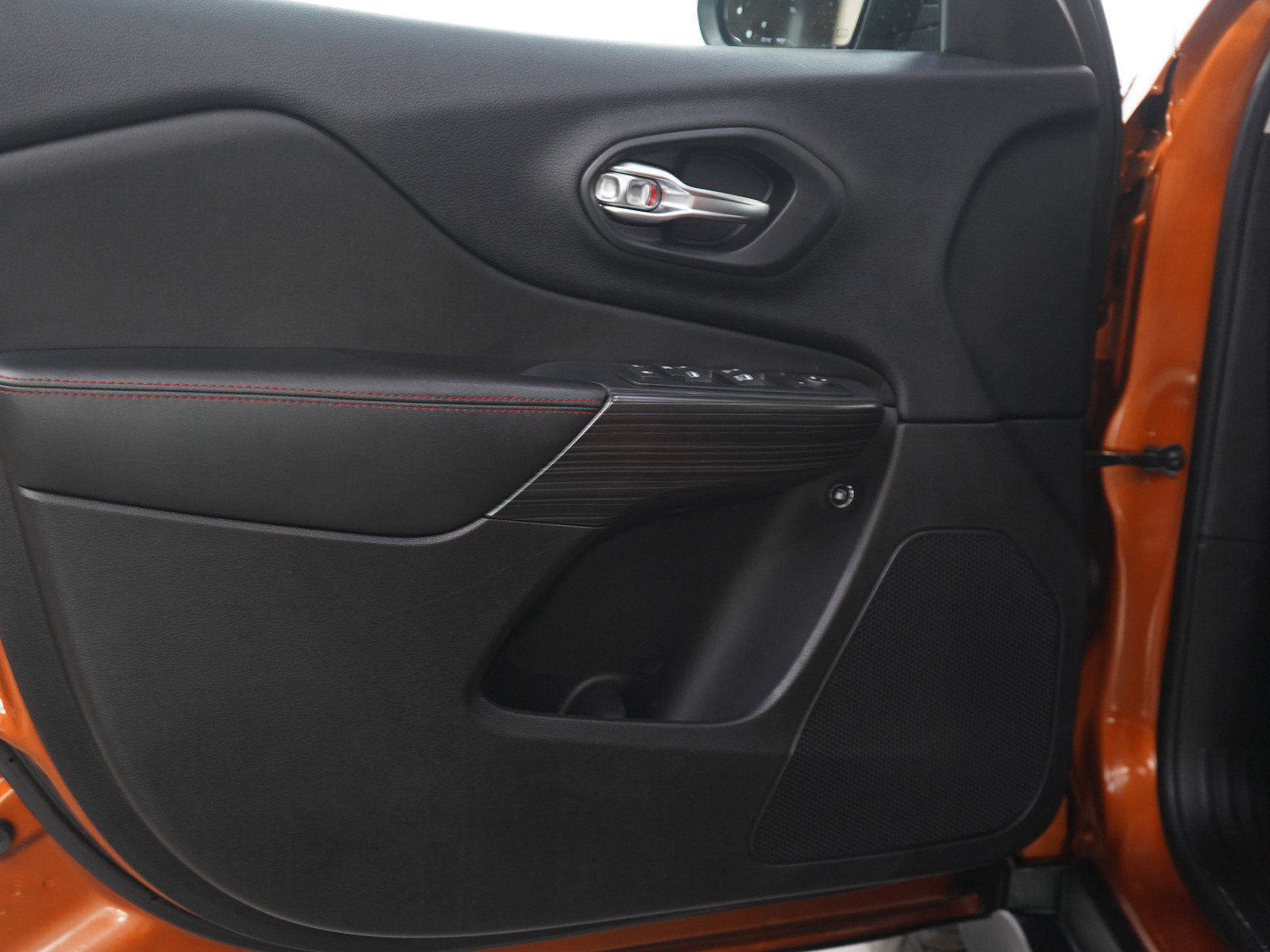 Used 2016 Jeep Cherokee Trailhawk w/ Comfort/Convenience Group image 19