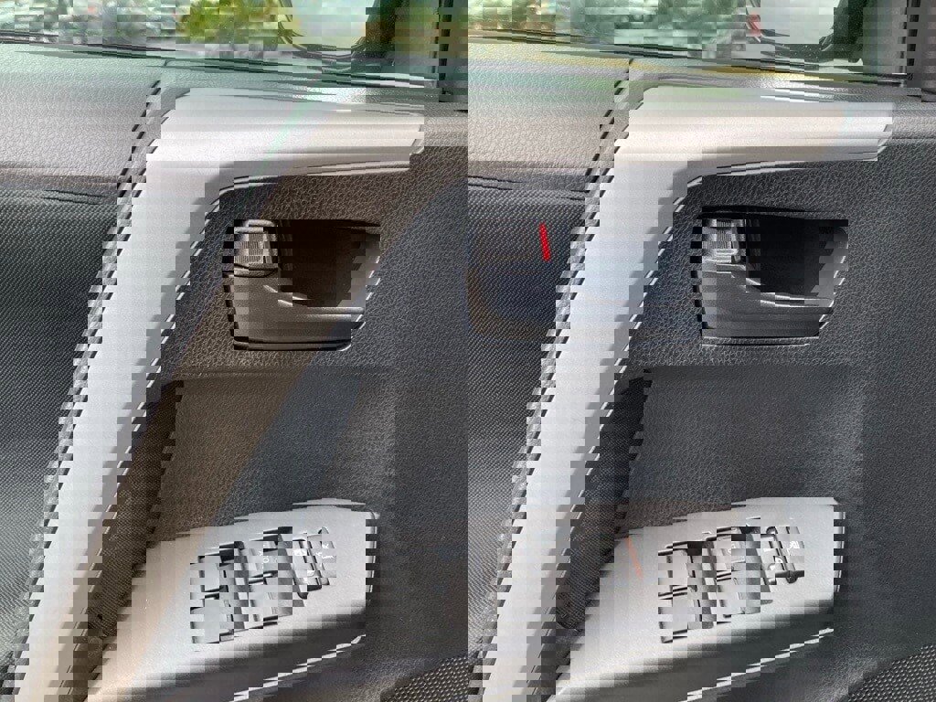 Used 2018 Toyota RAV4 LE image 13