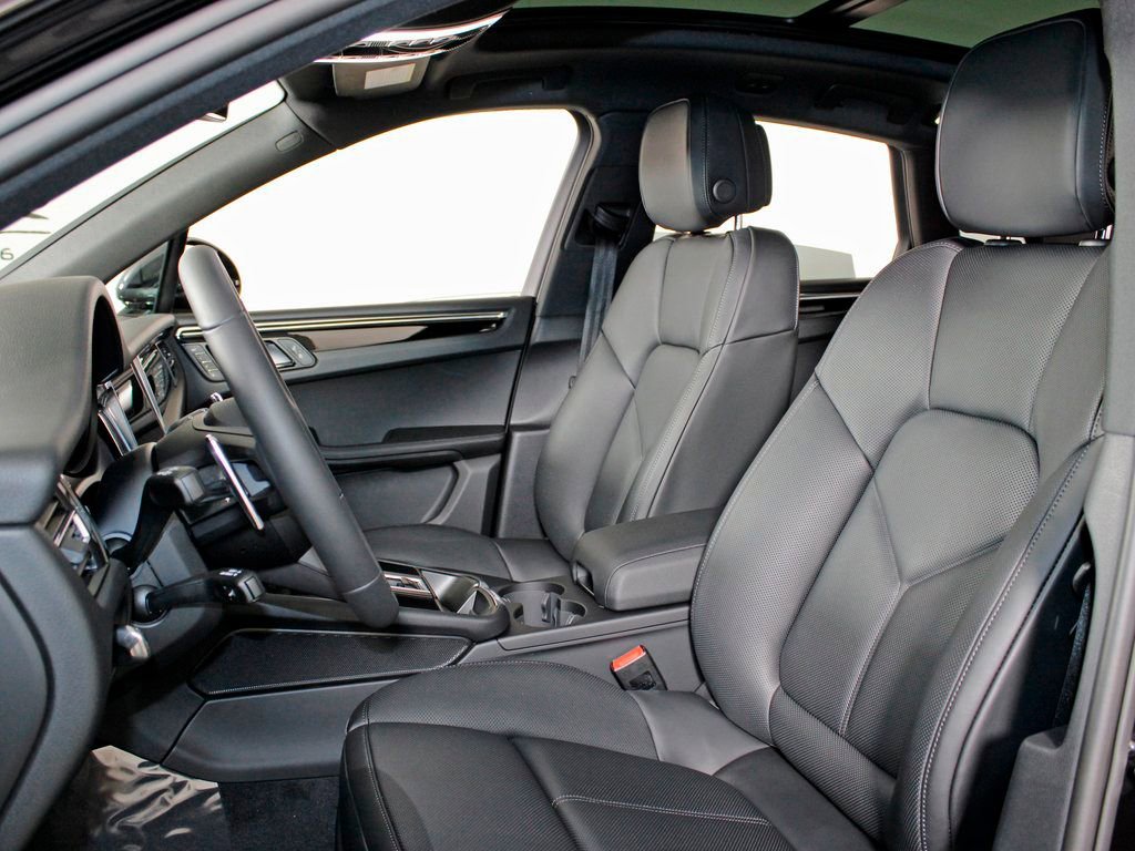 Certified 2026 Porsche Macan AWD/4WD image 5