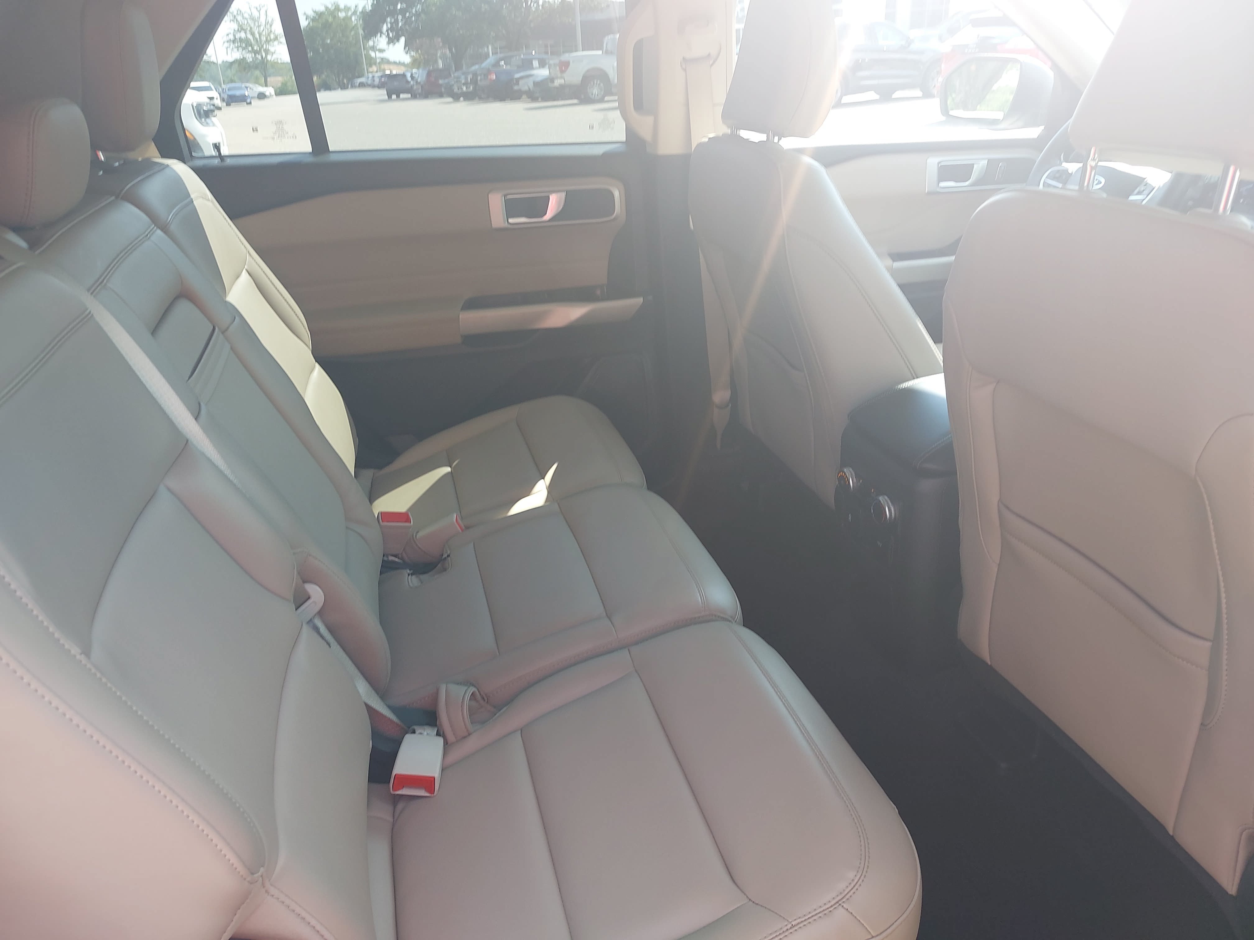 Used 2022 Ford Explorer XLT w/ Equipment Group 202A AWD/4WD image 11