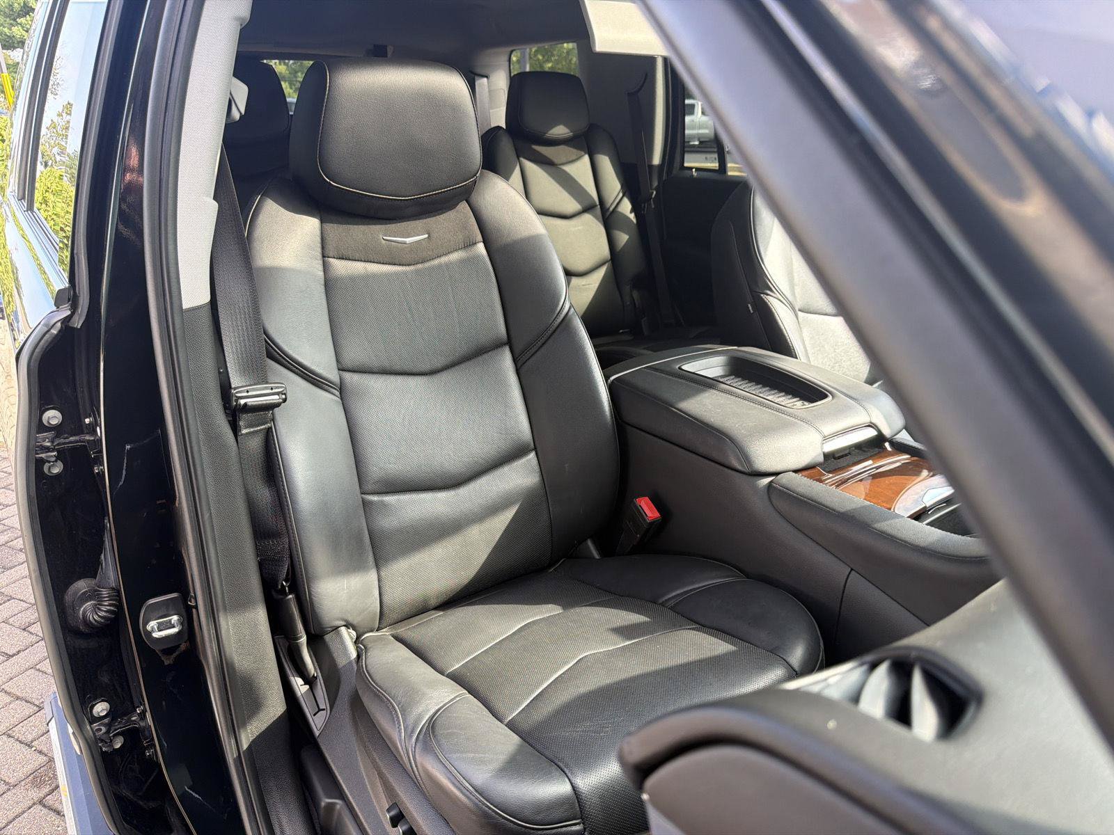 Used 2020 Cadillac Escalade Premium Luxury AWD/4WD image 38