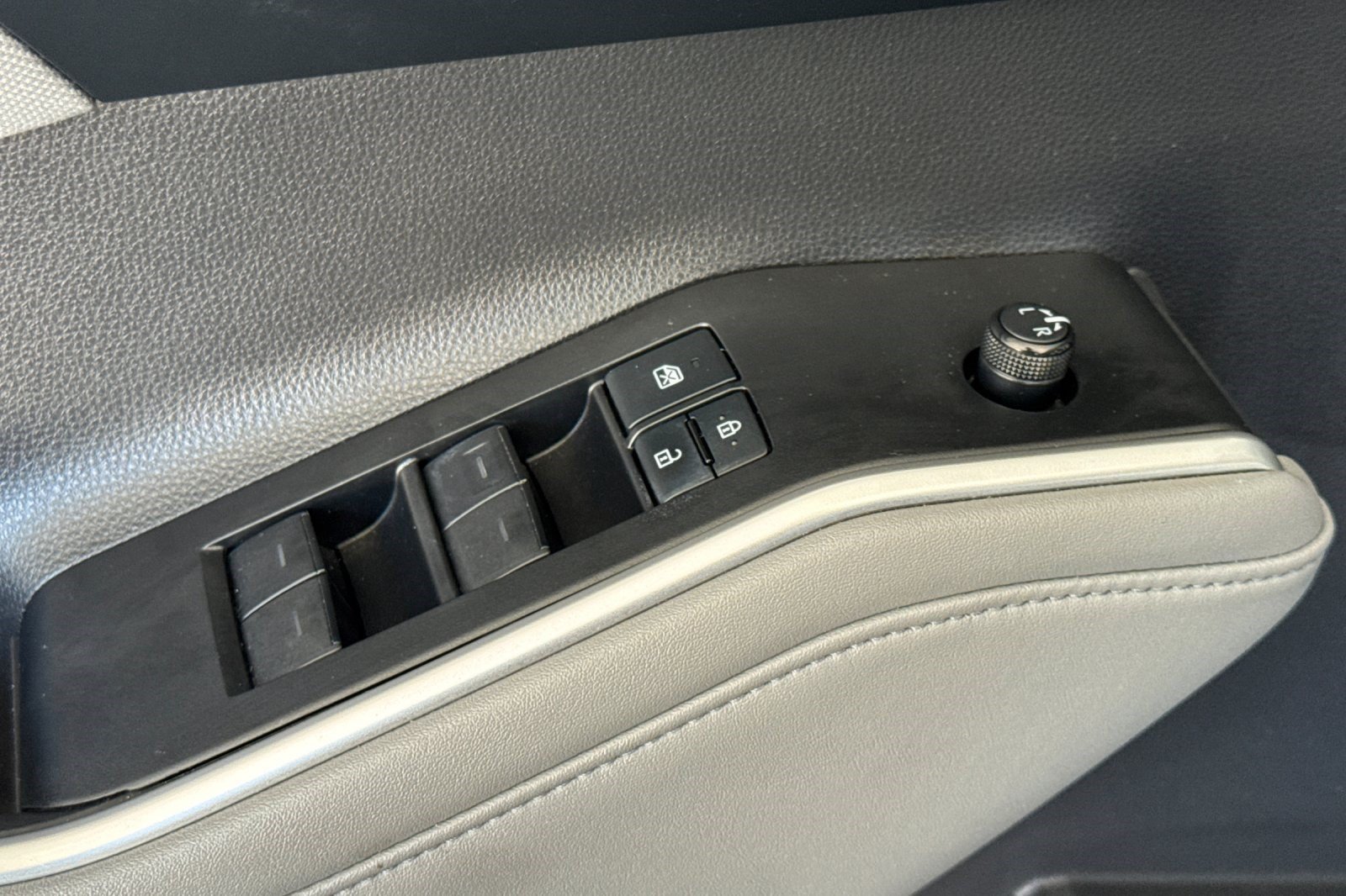 Used 2021 Toyota Highlander LE FWD image 14