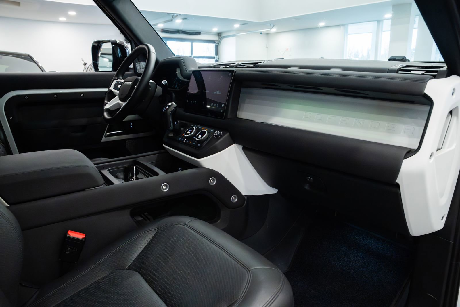 Used 2023 Land Rover Defender 130 SE image 27
