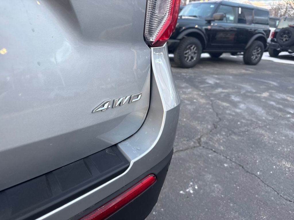 Used 2023 Ford Explorer XLT AWD/4WD image 9