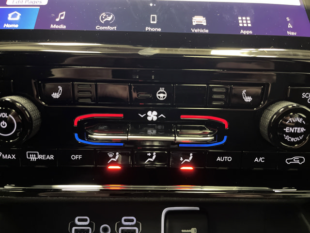 New 2025 Jeep Grand Cherokee Limited w/ Black Appearance Package AWD/4WD image 8