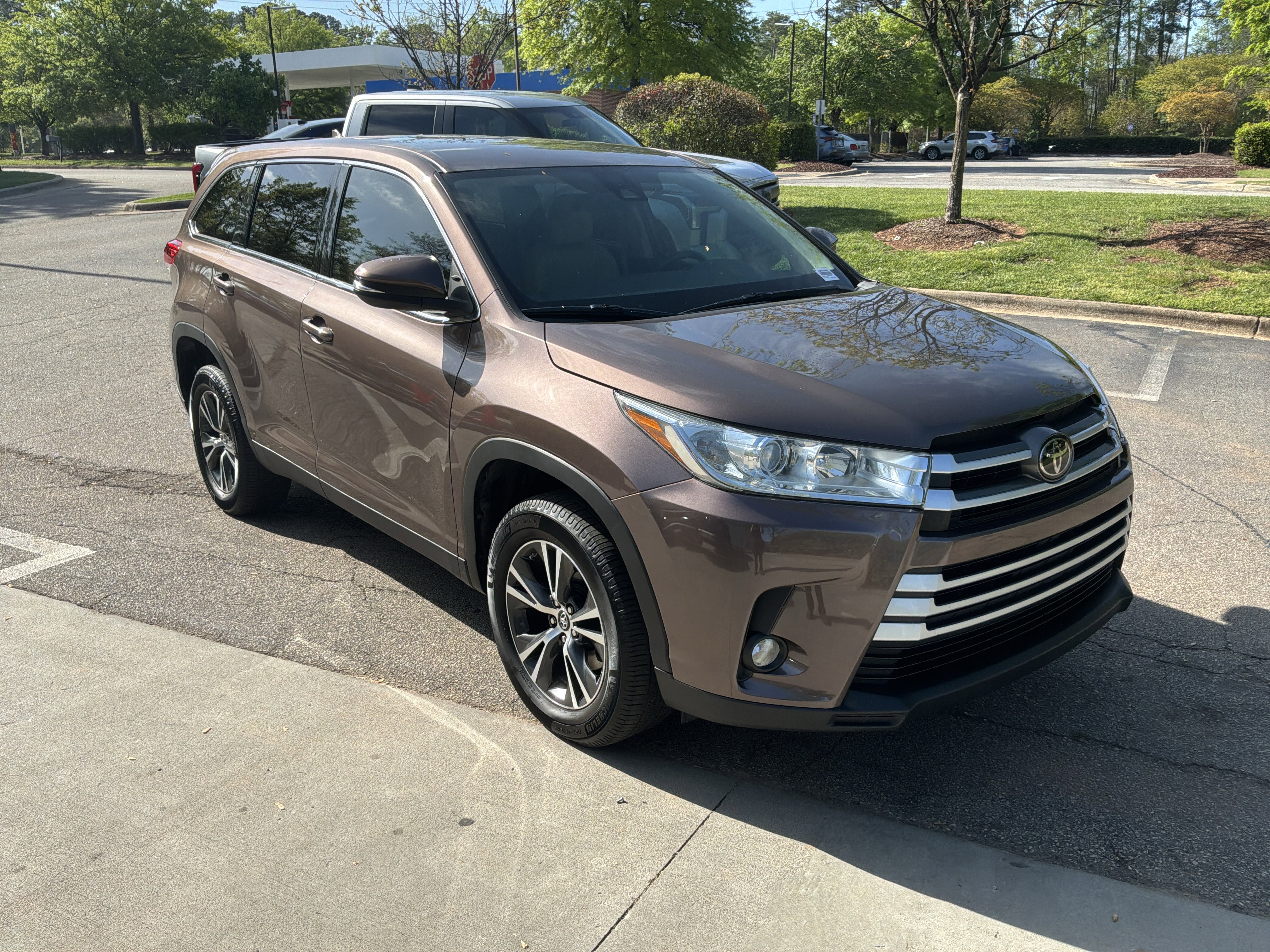 Used 2019 Toyota Highlander Plus FWD image 2