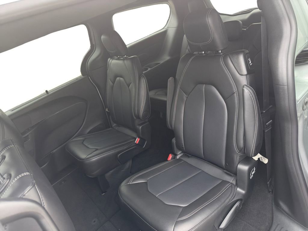 Used 2026 Chrysler Pacifica Select image 13