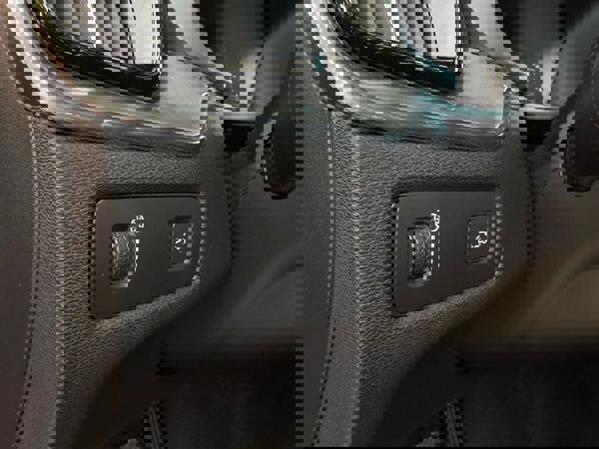 Used 2019 Volvo XC60 T5 Momentum w/ Advanced Package image 39