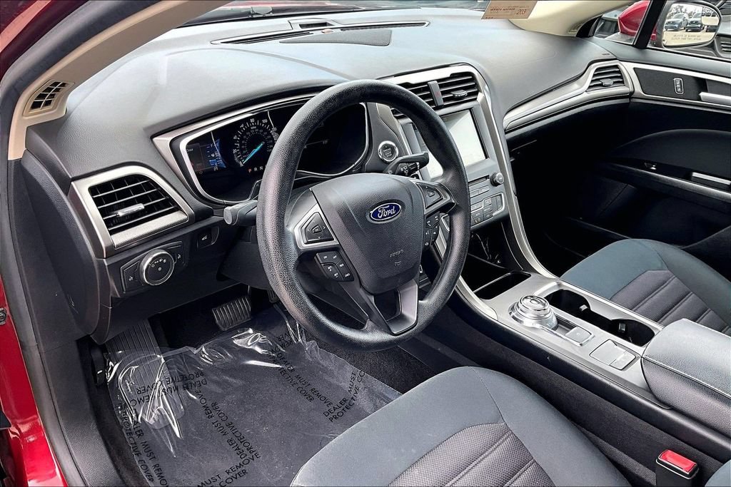 Used 2017 Ford Fusion SE w/ Fusion SE Technology Package FWD image 9