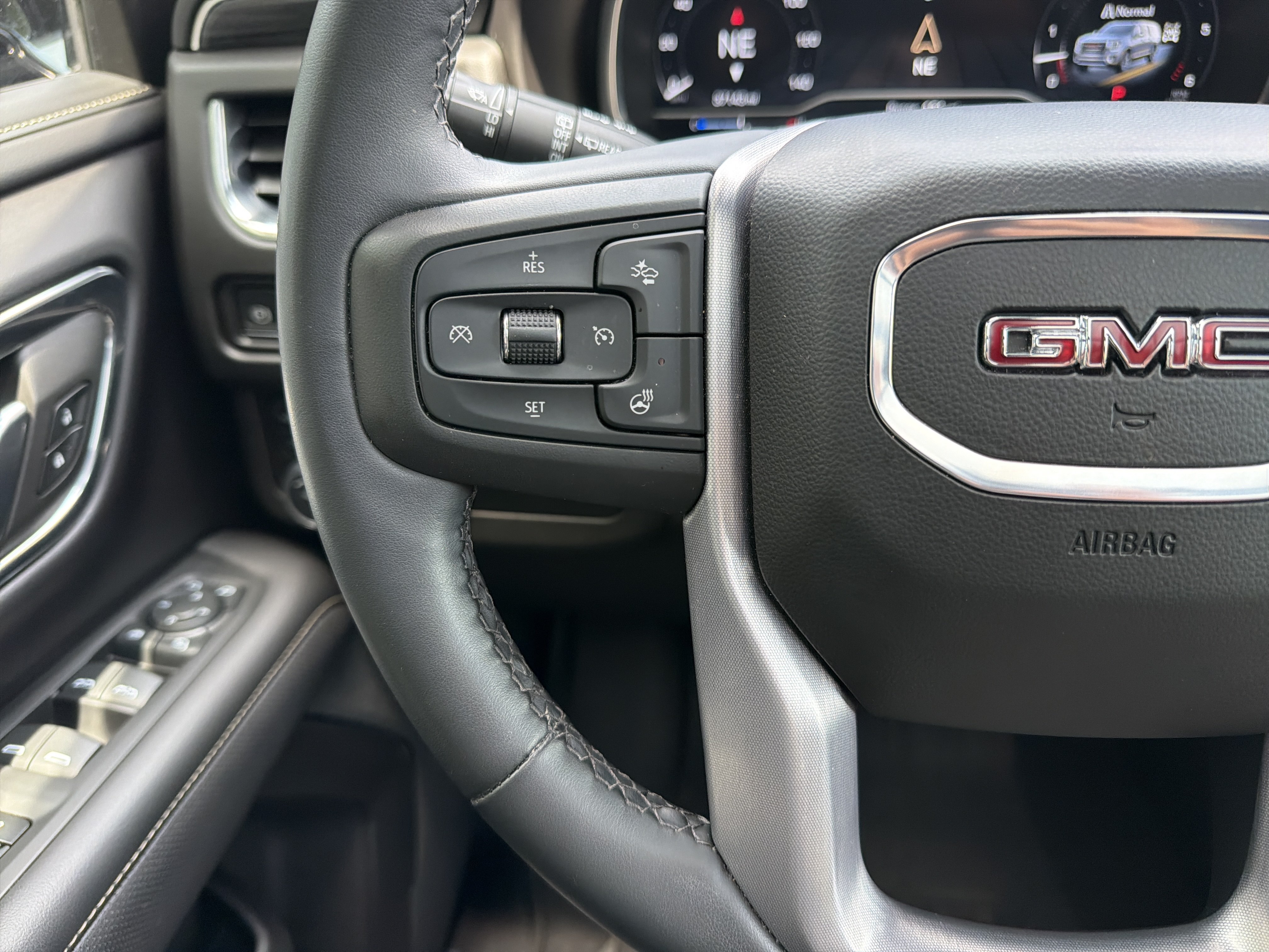 Used 2023 GMC Yukon SLT w/ SLT Luxury Package AWD/4WD image 19