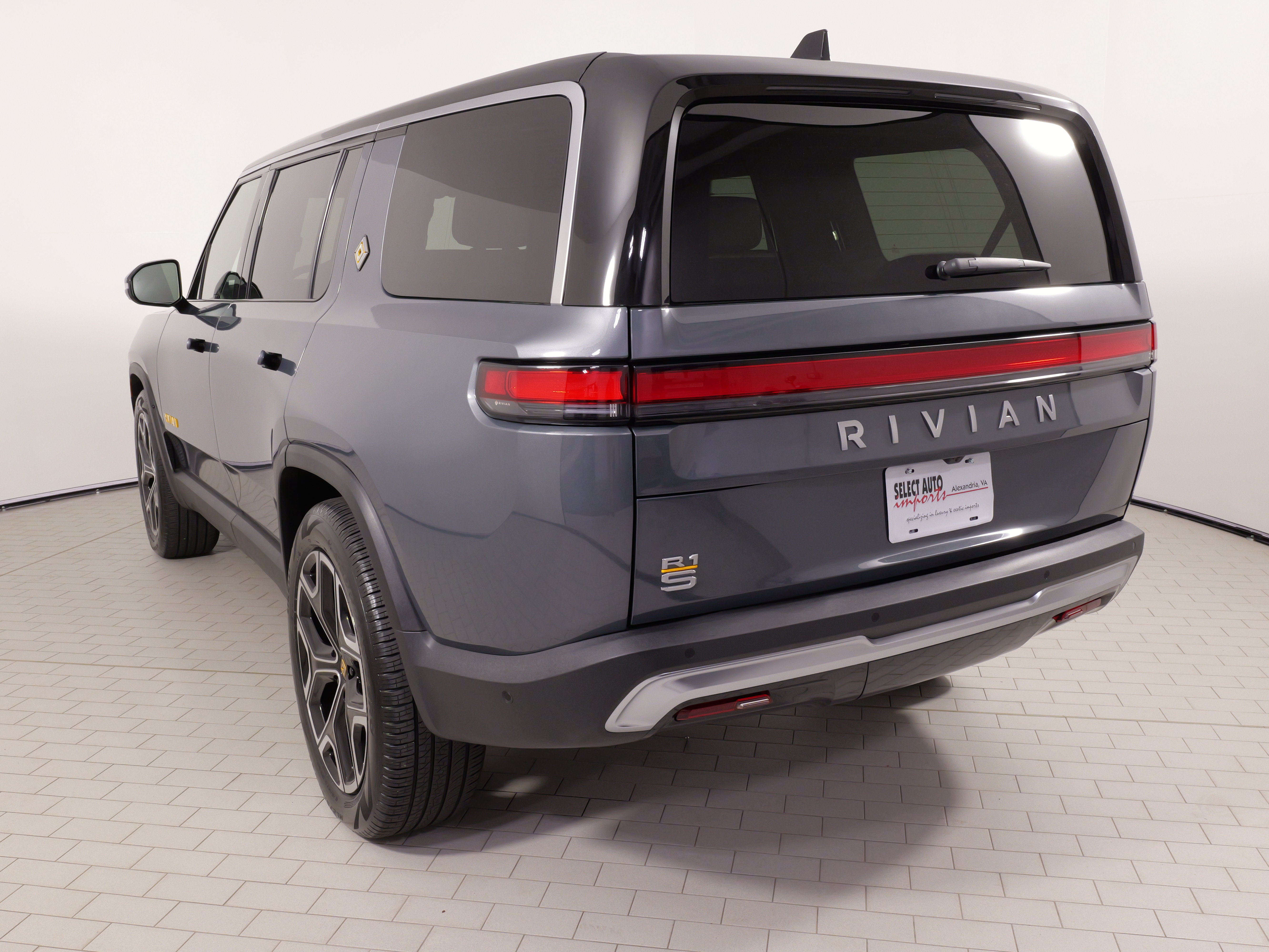 Used 2023 Rivian R1S Adventure AWD/4WD image 14