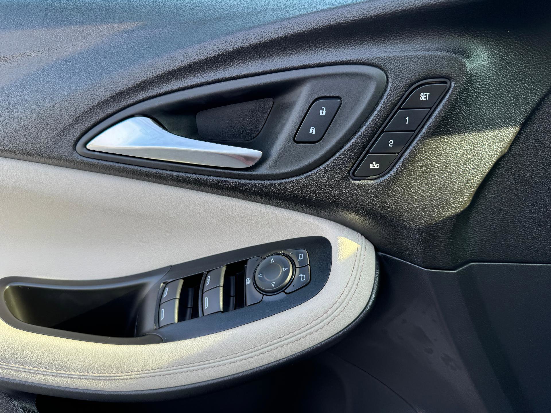 Used 2025 Buick Encore GX Avenir w/ Avenir Technology Package image 25