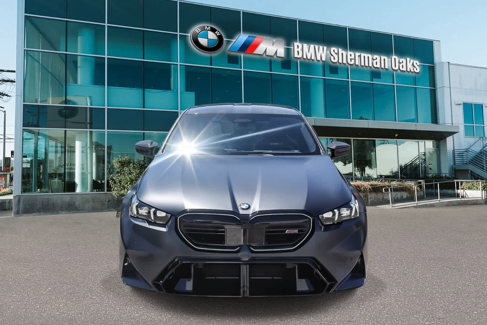 Used 2025 BMW M5 w/ Carbon Package image 2