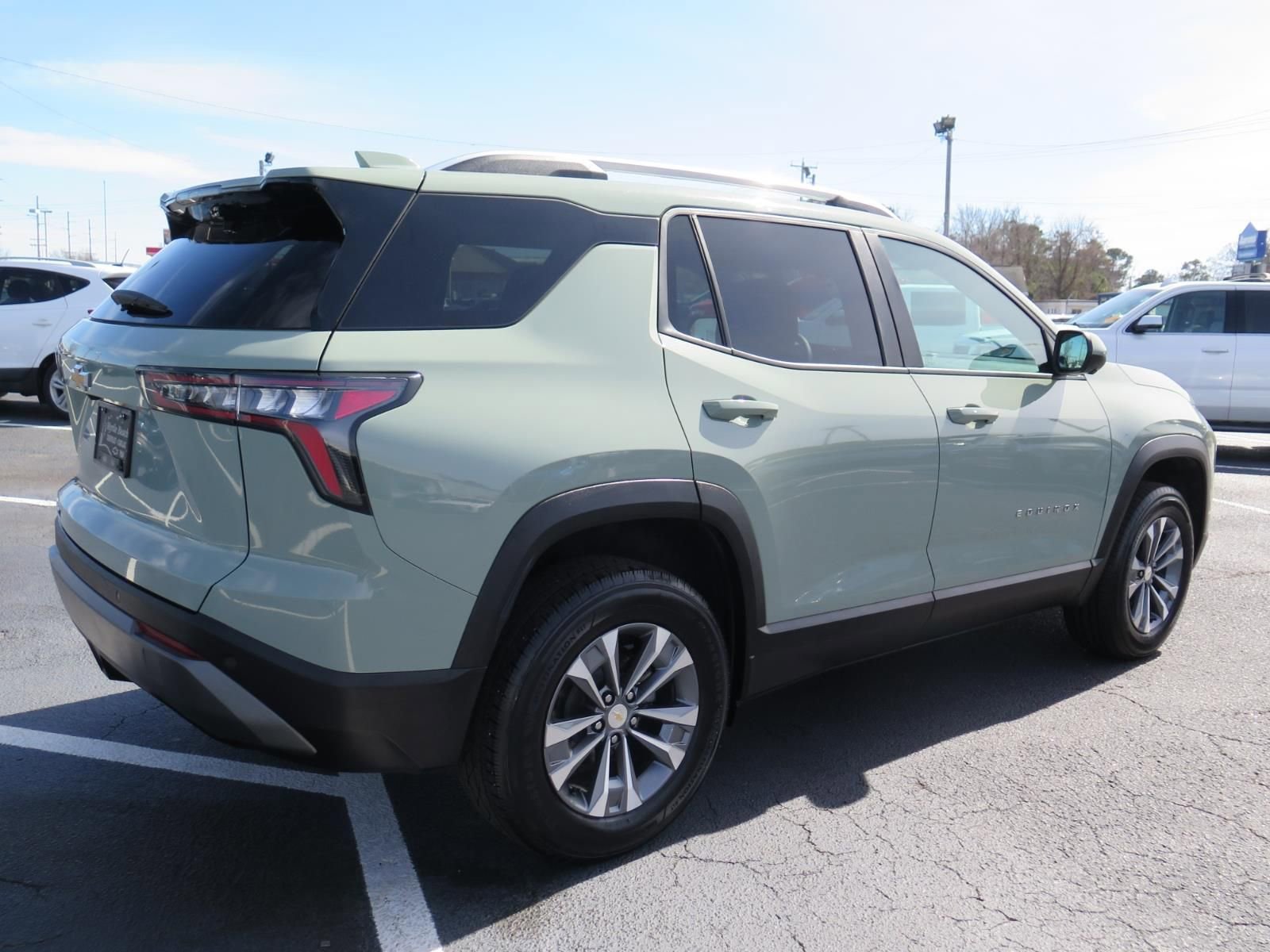 Used 2025 Chevrolet Equinox LT w/ Convenience Package II image 3