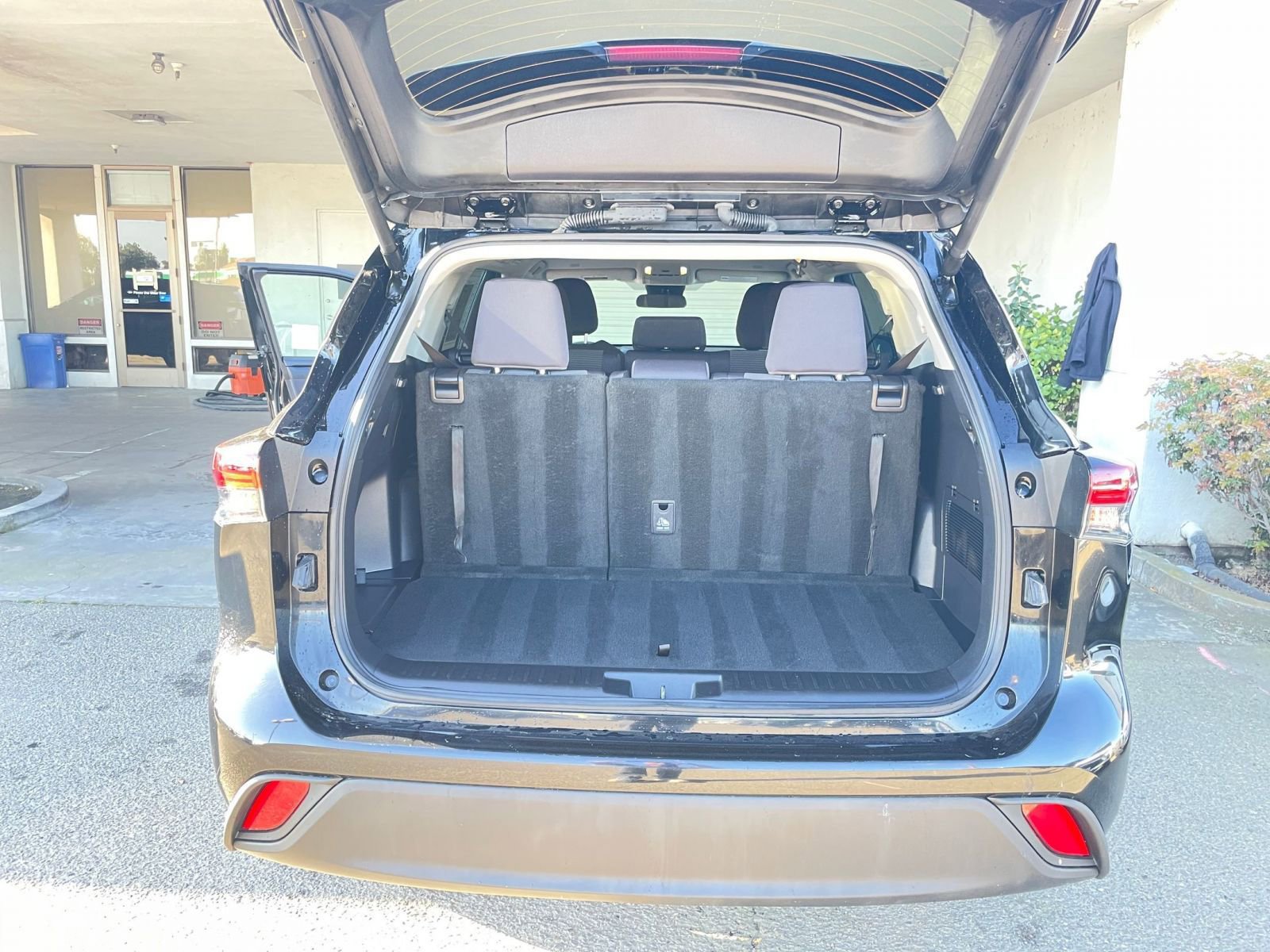 Used 2025 Toyota Highlander LE image 33