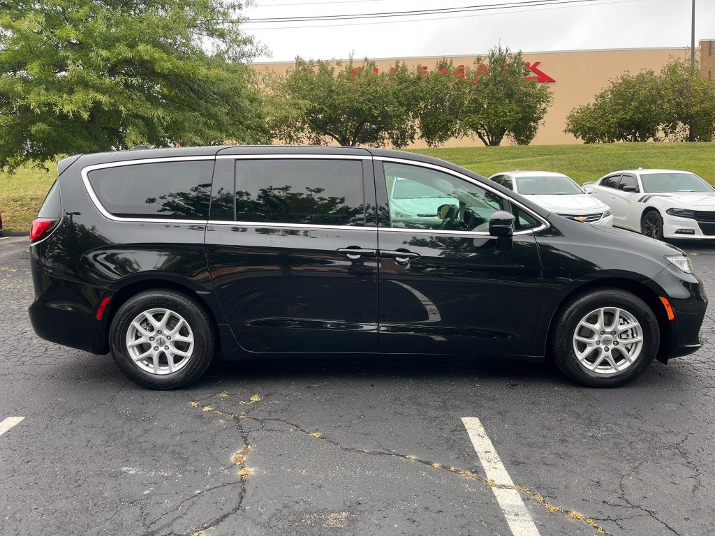 Used 2024 Chrysler Pacifica Touring-L FWD image 4