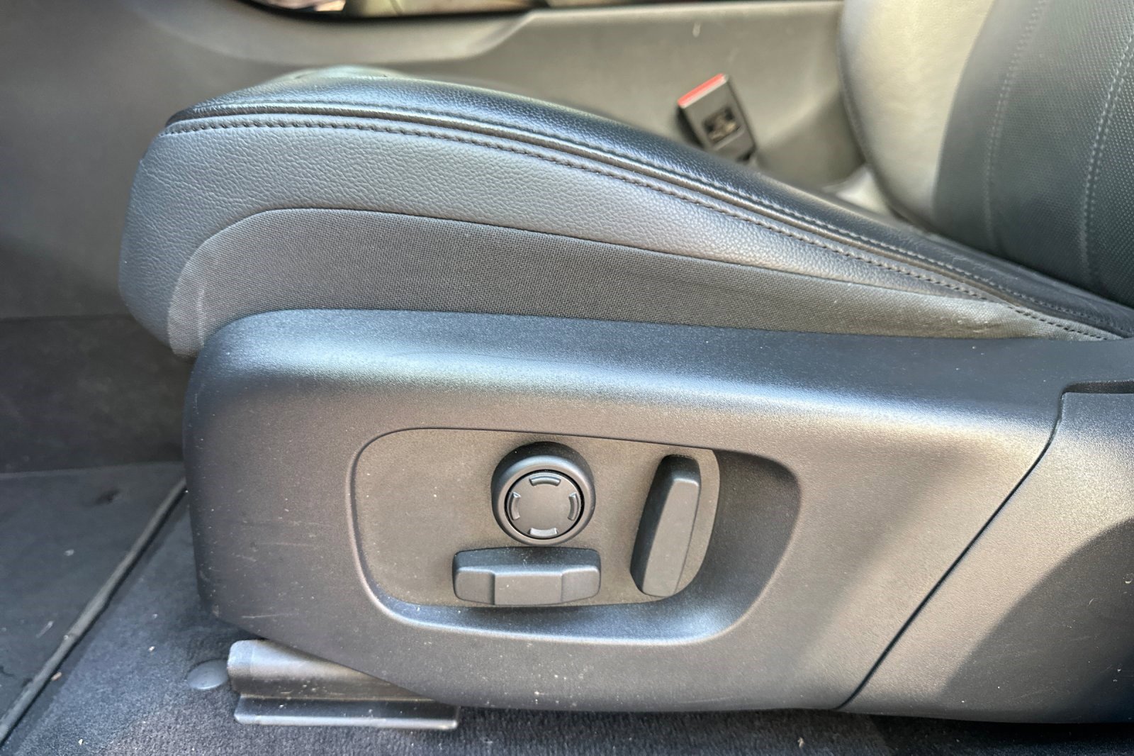 Certified 2024 Land Rover Range Rover Evoque Dynamic SE image 17