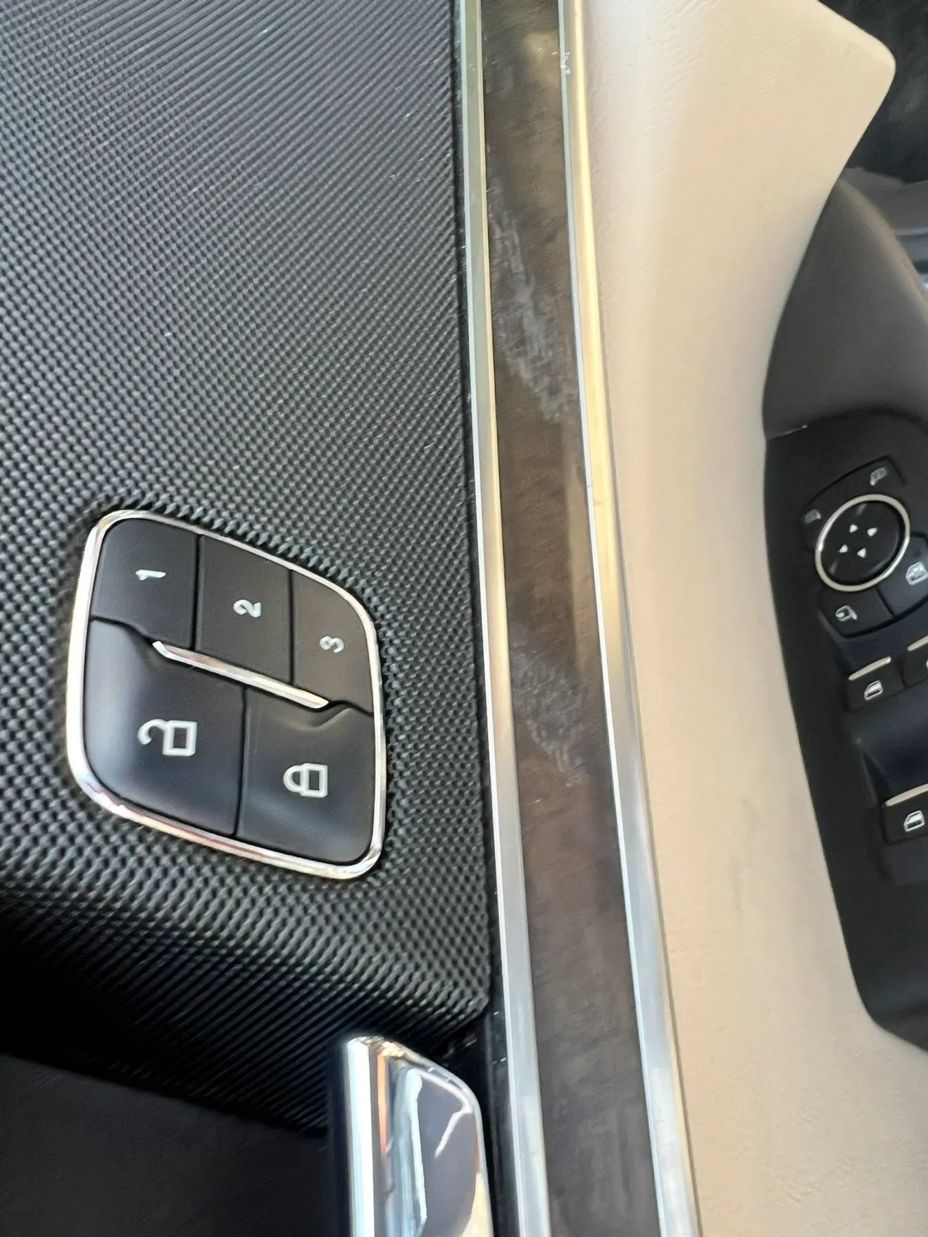 Used 2018 Lincoln MKX Select w/ Select Plus Package AWD/4WD image 36