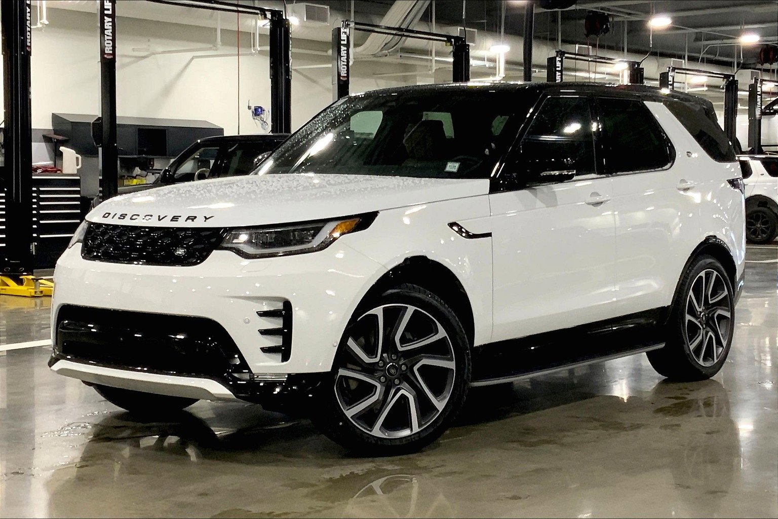 New 2025 Land Rover Discovery Dynamic SE