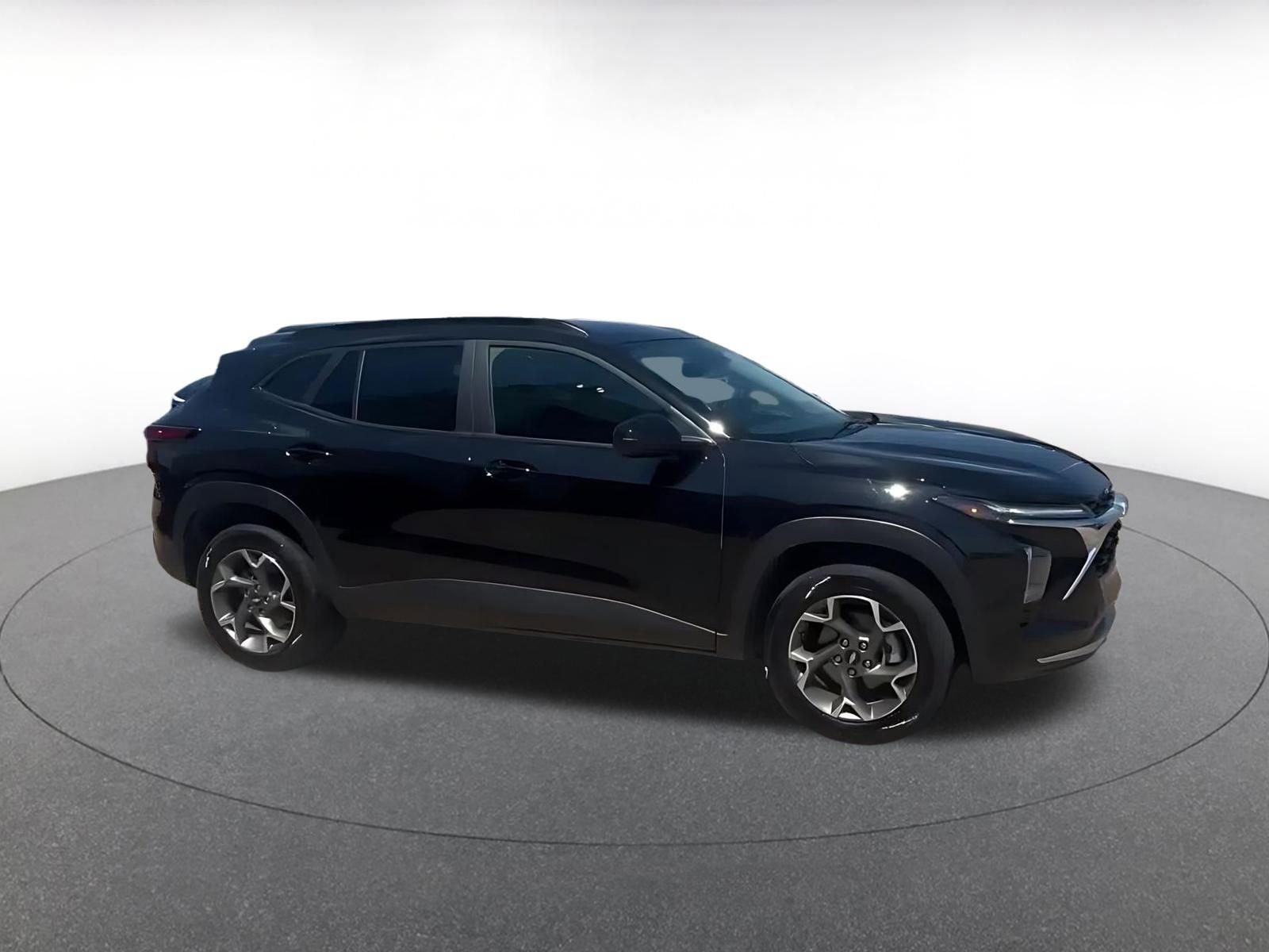 Used 2025 Chevrolet Trax LT w/ LT Convenience Package FWD image 2
