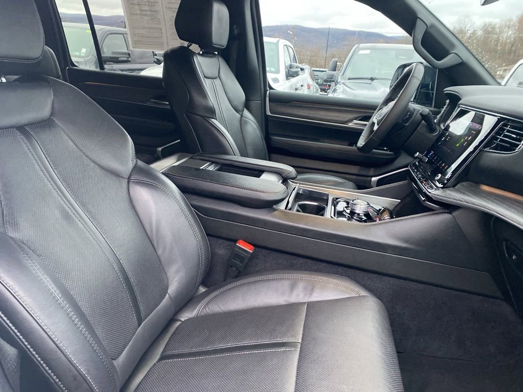 Certified 2024 Jeep Wagoneer L Series II w/ Flexible Seating Group image 10