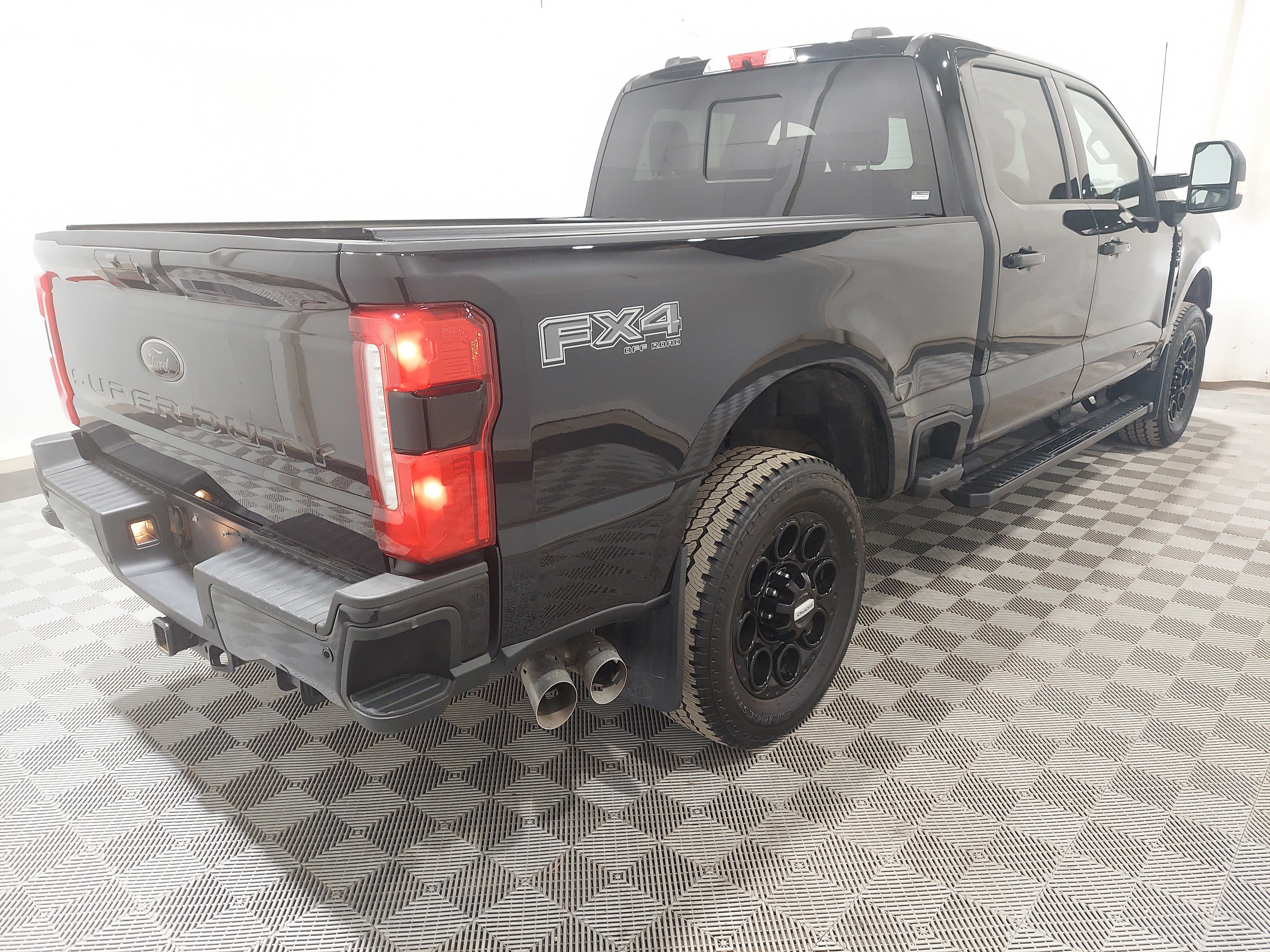 Used 2024 Ford F250 Lariat w/ Lariat Ultimate Package AWD/4WD image 3