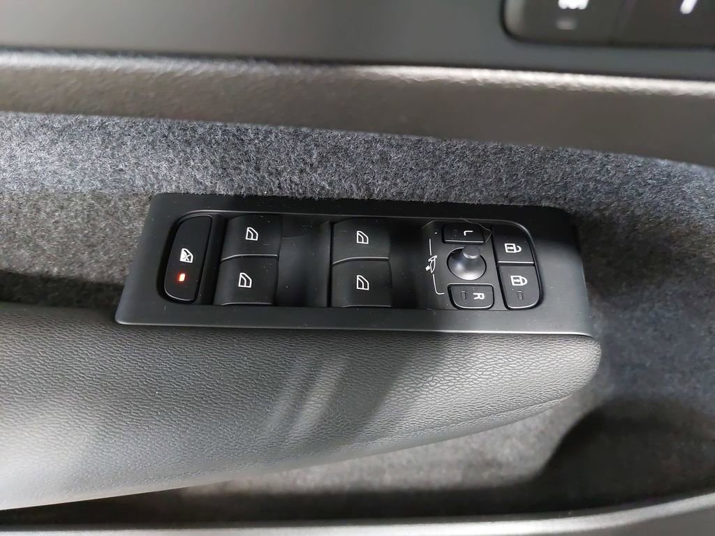 Used 2024 Volvo XC40 B5 Plus w/ Climate Package image 28
