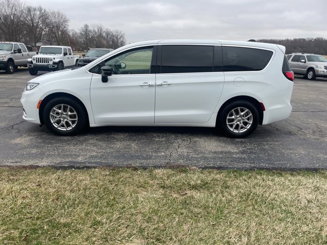 Used 2024 Chrysler Pacifica Touring-L image 11