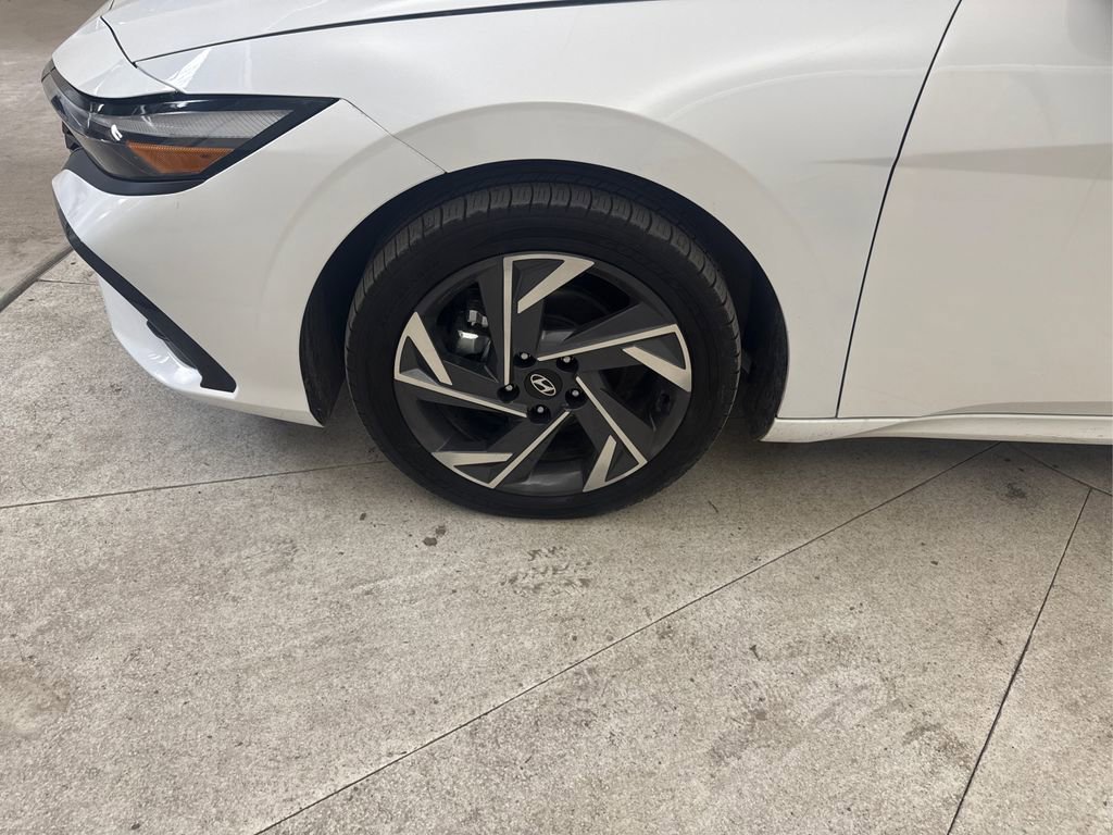 Used 2025 Hyundai Elantra Limited FWD image 16