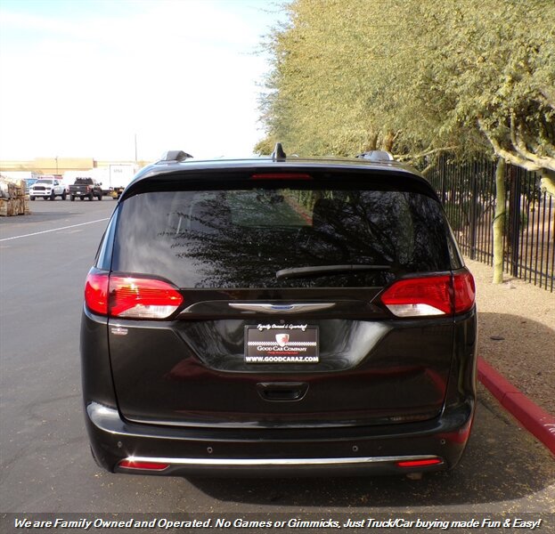 Used 2018 Chrysler Pacifica Touring-L FWD image 4
