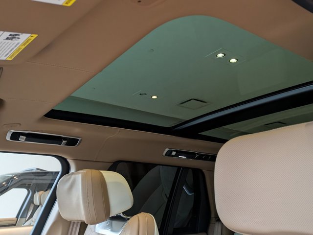 Used 2025 Land Rover Range Rover SV image 16