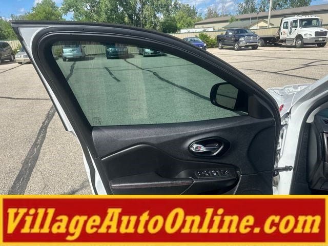 Used 2021 Jeep Cherokee Trailhawk w/ Trailer Tow Group AWD/4WD image 12