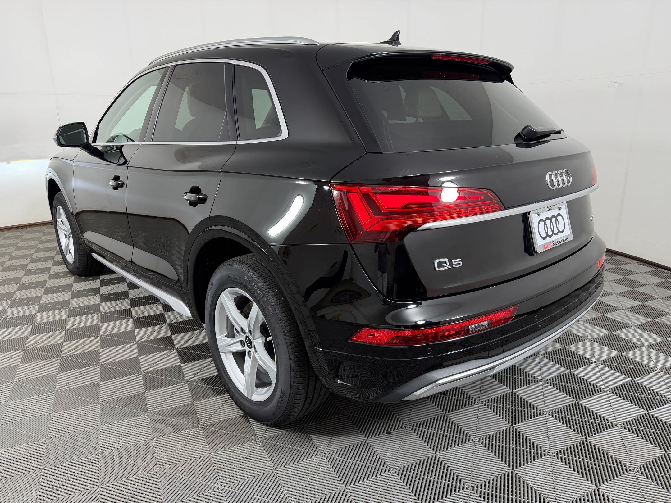 Used 2023 Audi Q5 2.0T Premium w/ Convenience Package AWD/4WD image 3