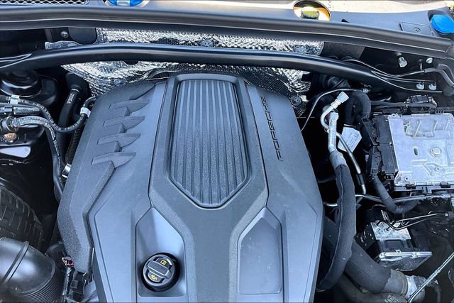 Used 2025 Porsche Macan AWD/4WD image 31
