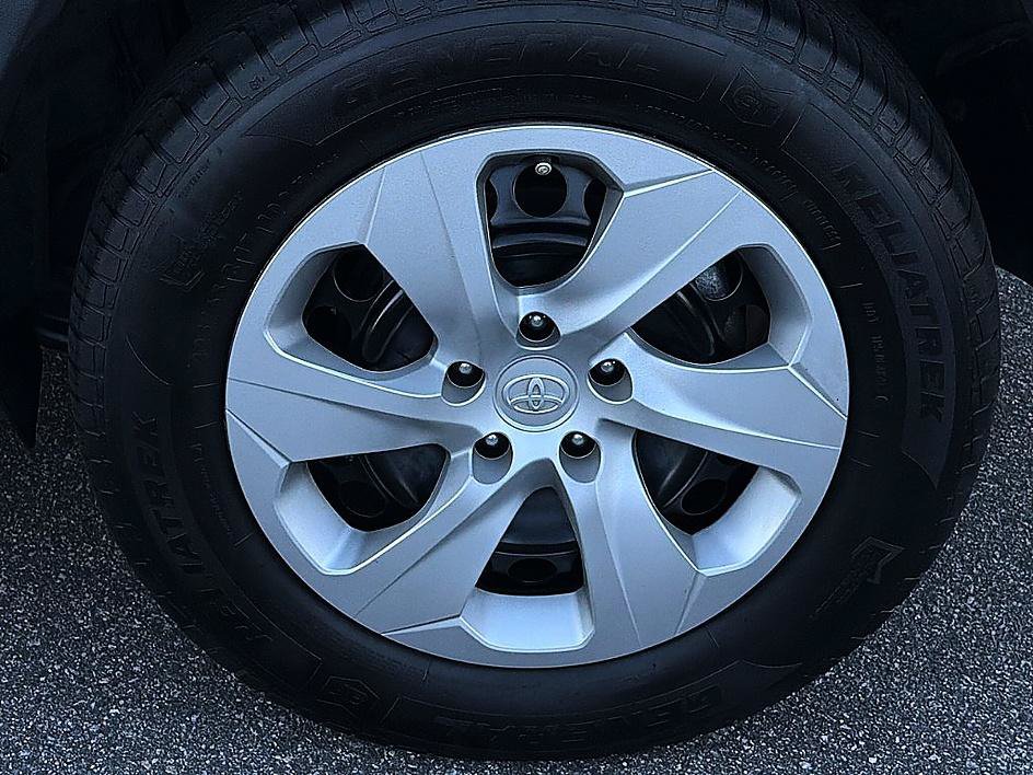 Used 2023 Toyota RAV4 LE AWD/4WD image 6
