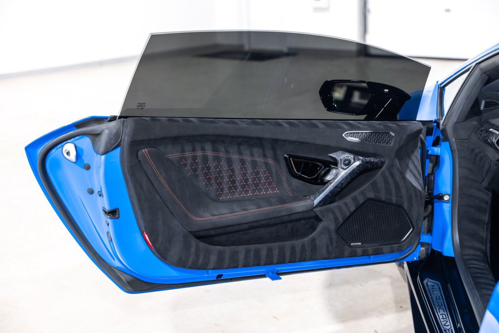 Used 2018 Lamborghini Huracan Performante AWD/4WD image 32