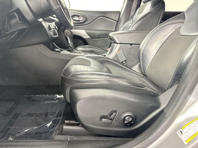 Used 2018 Jeep Cherokee Latitude Plus w/ Cold Weather Group AWD/4WD image 19