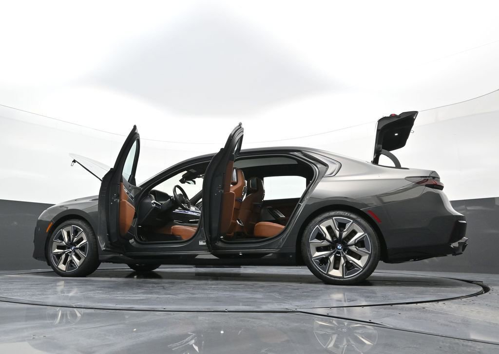 Used 2023 BMW 760i xDrive w/ Executive Package image 45
